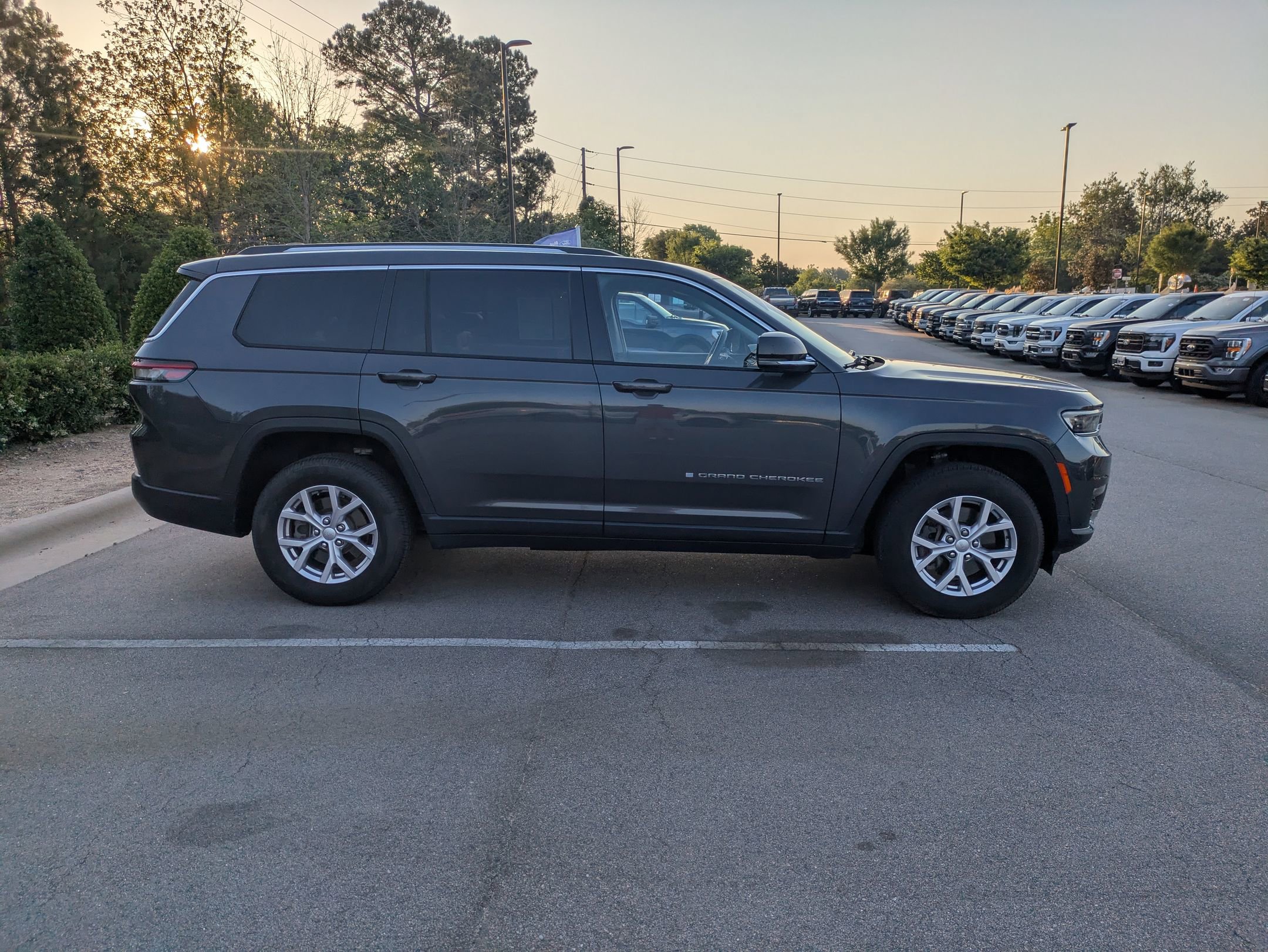 Used 2022 Jeep Grand Cherokee L Limited AWD/4WD image 3