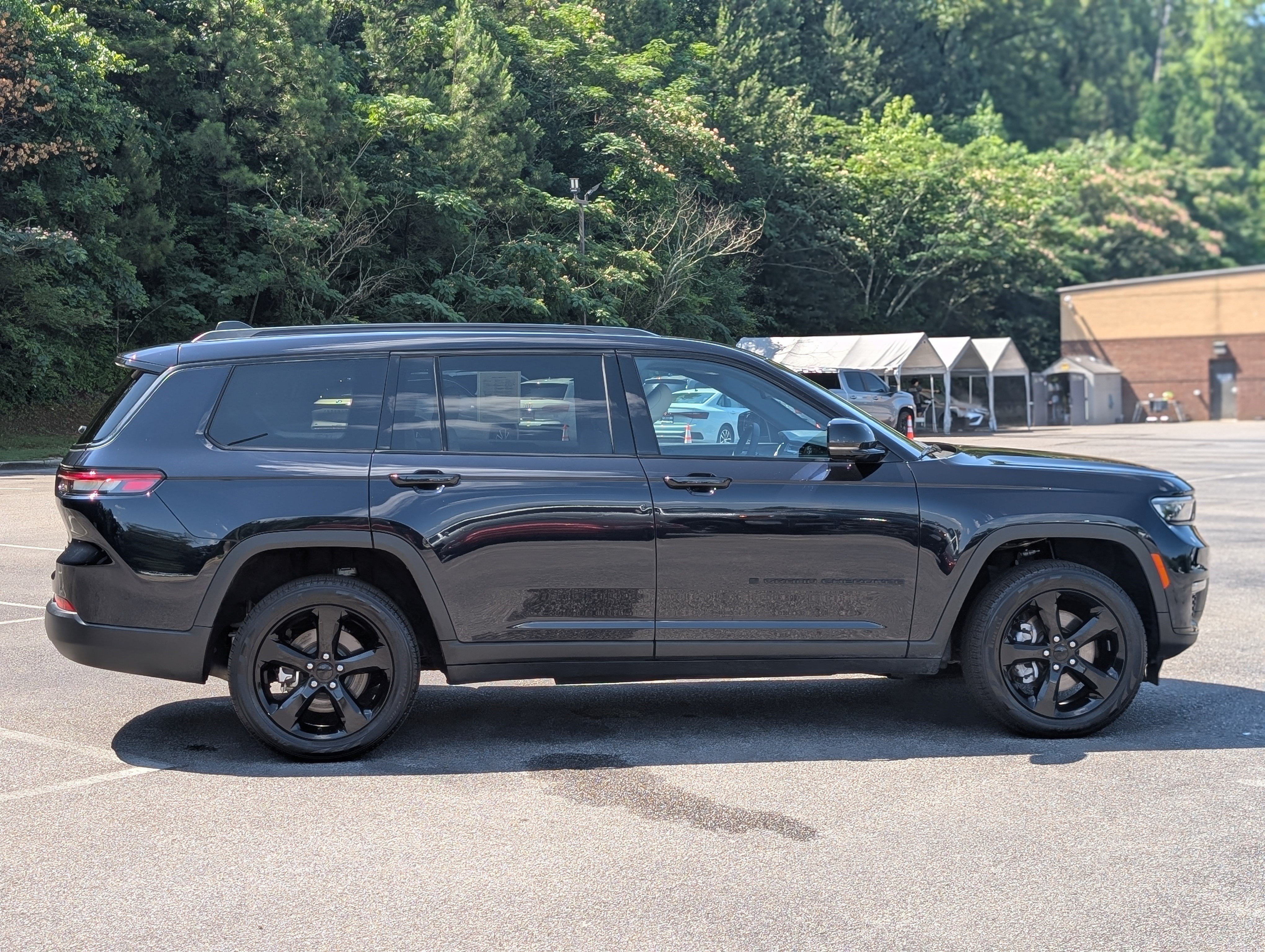 Used 2024 Jeep Grand Cherokee L Limited w/ Black Appearance Package RWD image 10