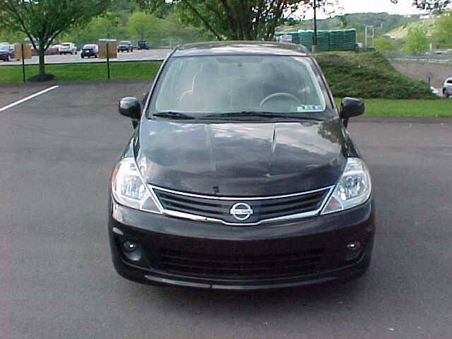 Used 2011 Nissan Versa Hatchback w/ Premium Pkg FWD image 3