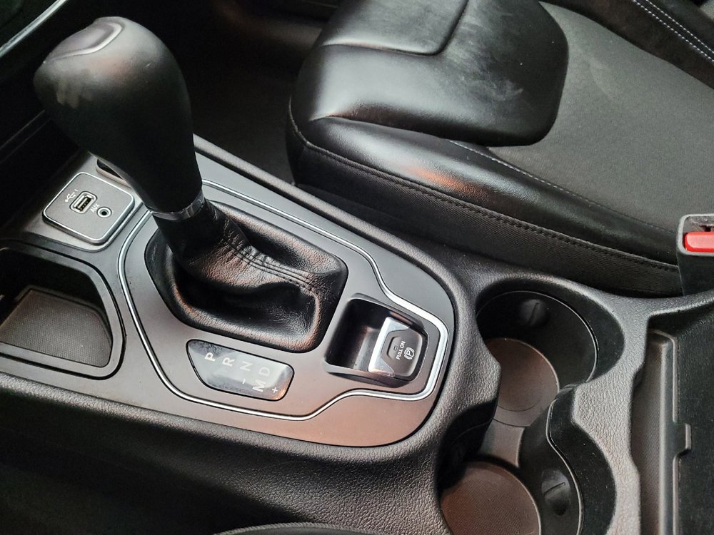 Used 2019 Jeep Cherokee Latitude Plus w/ Comfort/Convenience Group image 26