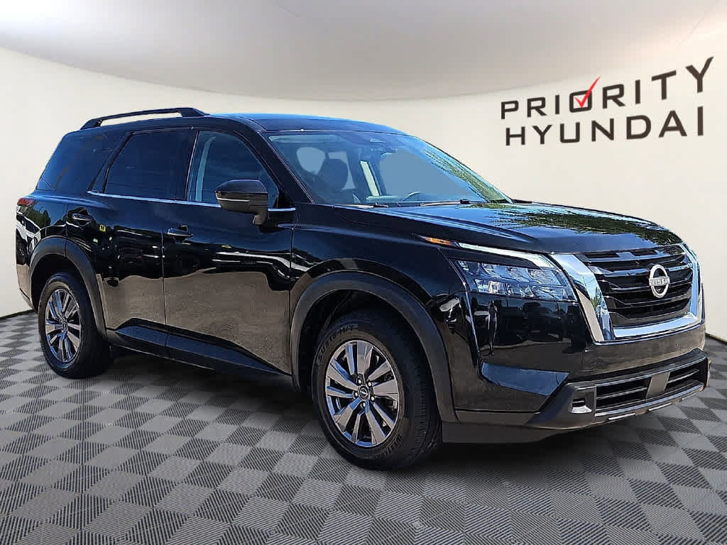 Used 2025 Nissan Pathfinder SV FWD image 2