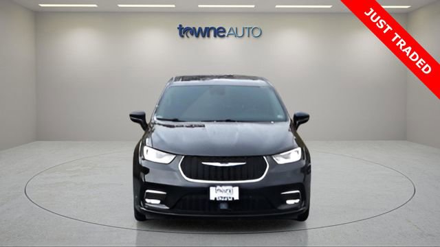 Used 2024 Chrysler Pacifica Touring-L image 10