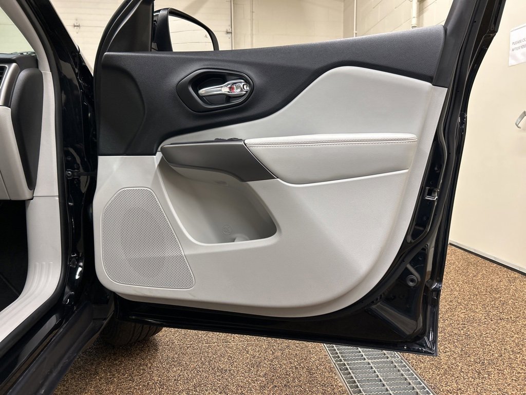 Used 2022 Jeep Cherokee Latitude Lux w/ Sun & Sound Group image 15