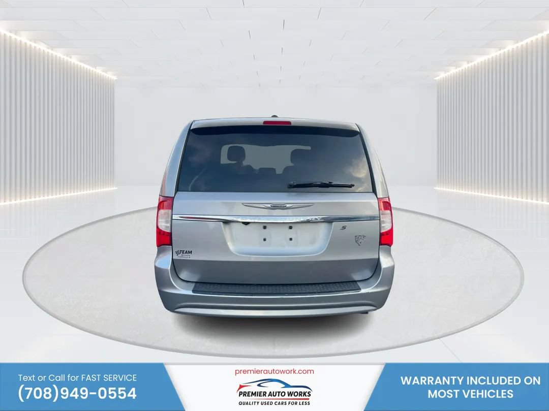 Used 2014 Chrysler Town & Country S FWD image 5