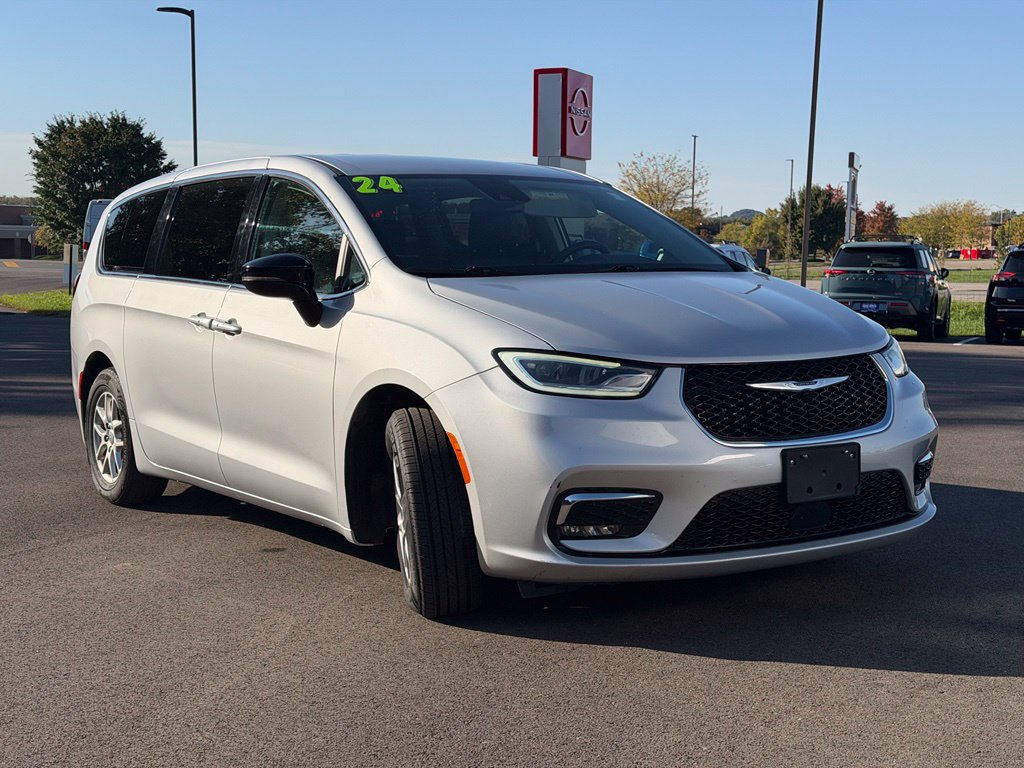 Used 2024 Chrysler Pacifica Touring-L FWD image 1