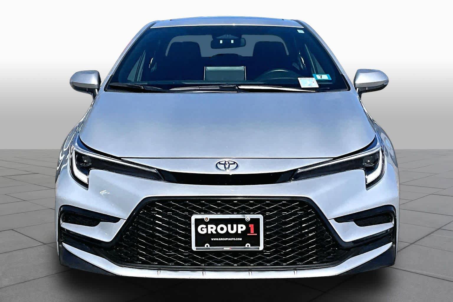 Used 2025 Toyota Corolla SE w/ SE Premium Package FWD image 4