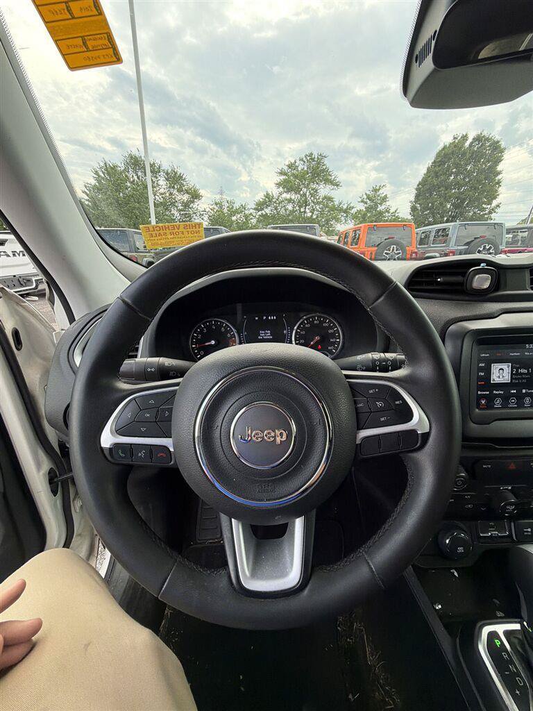 Used 2019 Jeep Renegade Latitude AWD/4WD image 12