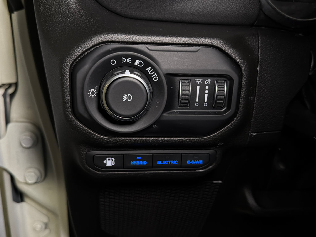 Used 2022 Jeep Wrangler Unlimited Sahara AWD/4WD image 28