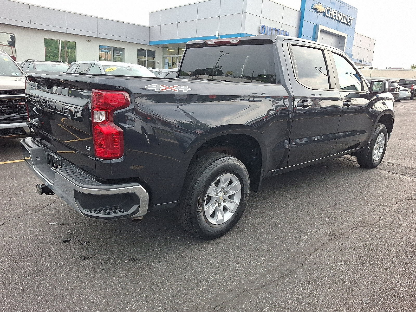 Used 2022 Chevrolet Silverado 1500 LT AWD/4WD image 4