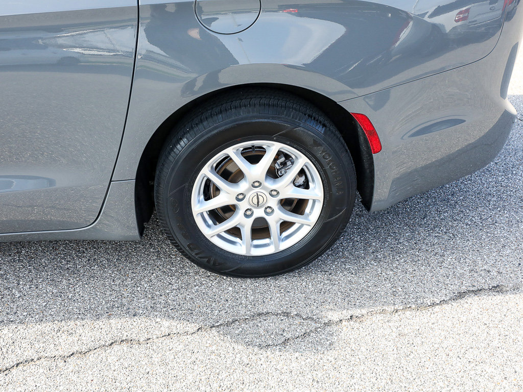 Used 2022 Chrysler Pacifica Touring-L image 4