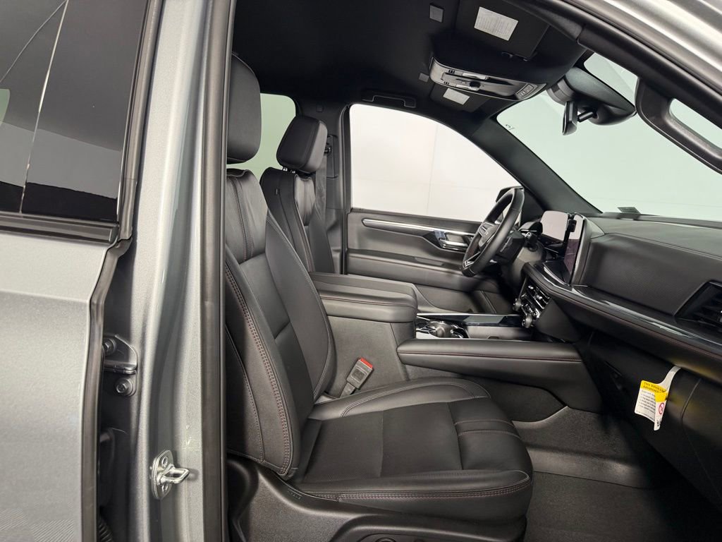 Used 2025 Chevrolet Suburban RST RWD image 29