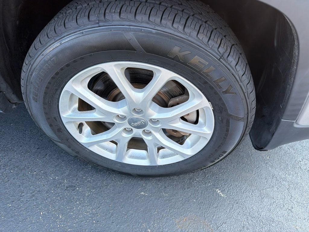 Used 2016 Jeep Cherokee Sport w/ Cold Weather Group FWD image 5
