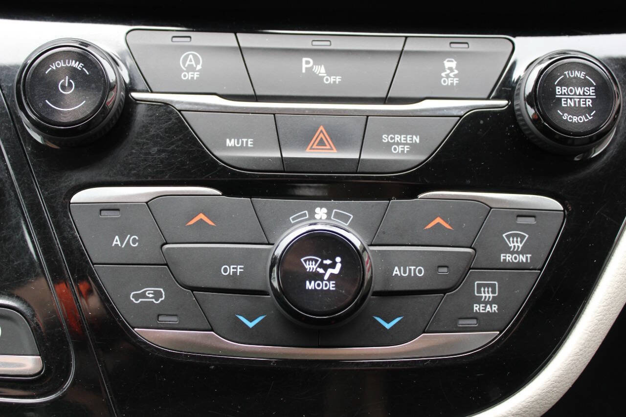 Used 2019 Chrysler Pacifica Touring-L FWD image 15