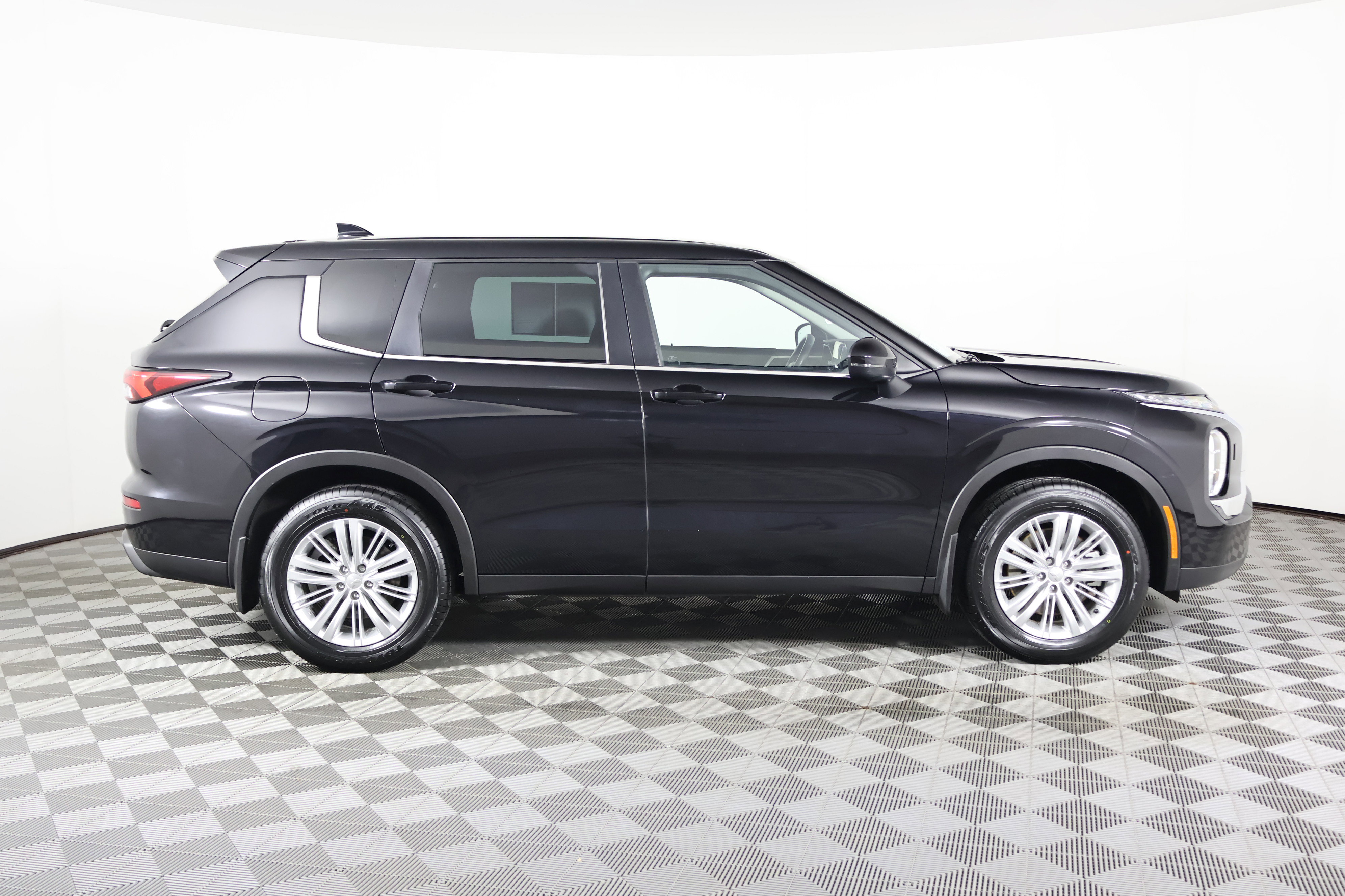 Used 2023 Mitsubishi Outlander ES AWD/4WD image 5