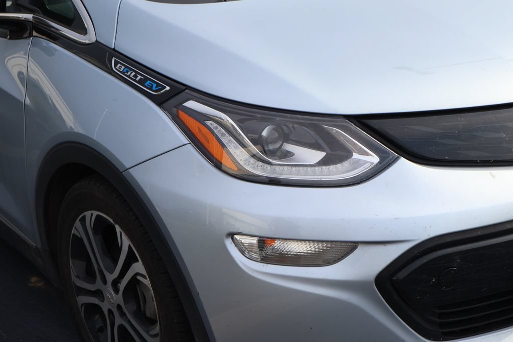 Used 2017 Chevrolet Bolt Premier w/ Driver Confidence II Package FWD image 4