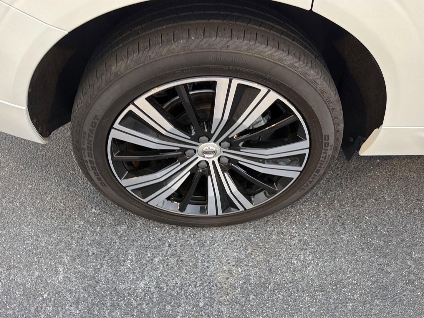 Used 2023 Volvo XC60 B5 Plus AWD/4WD image 41