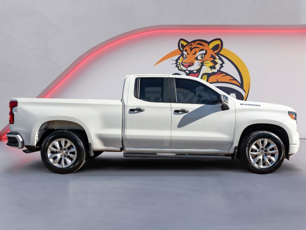Used 2025 Chevrolet Silverado 1500 Custom image 4
