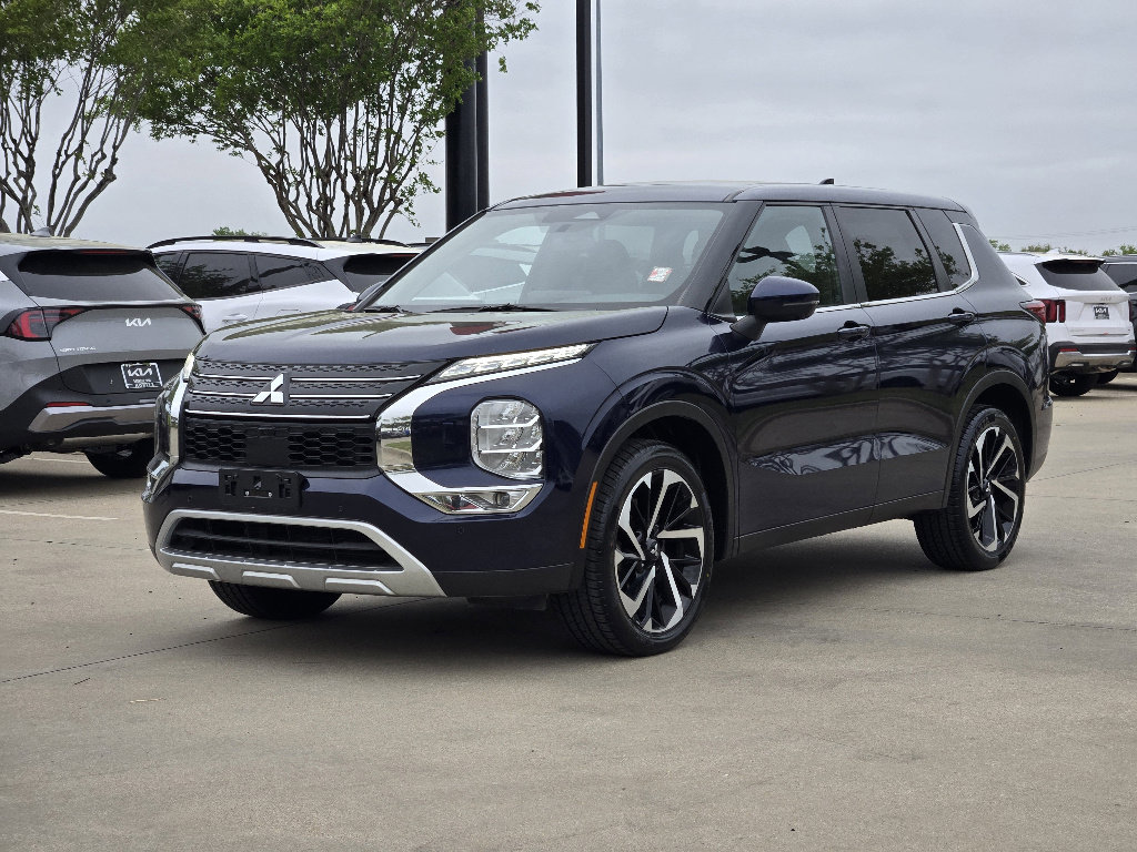 Used 2024 Mitsubishi Outlander SE image 2