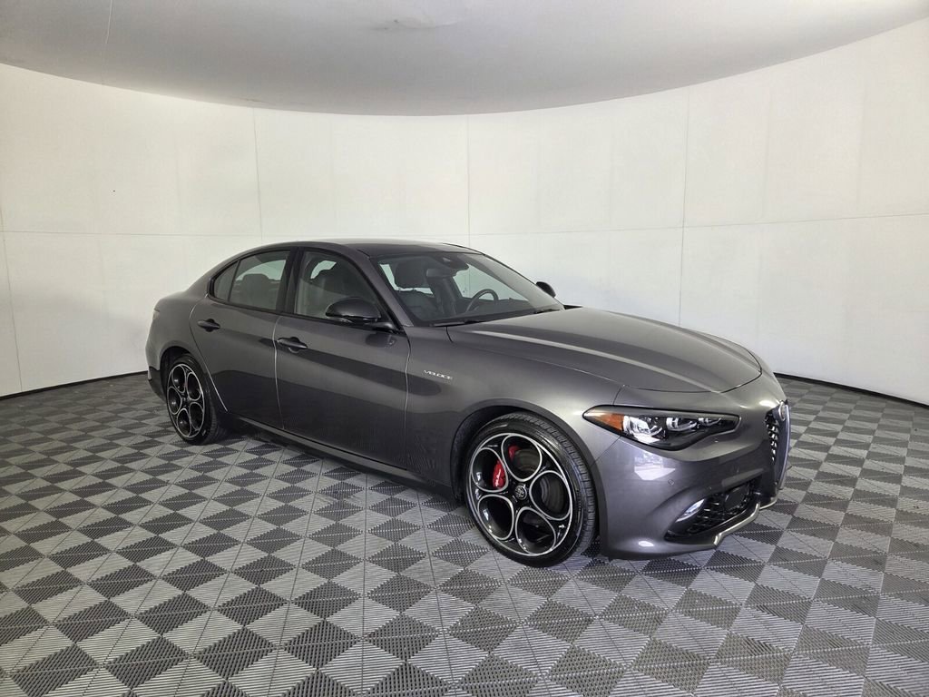Used 2024 Alfa Romeo Giulia Veloce image 2