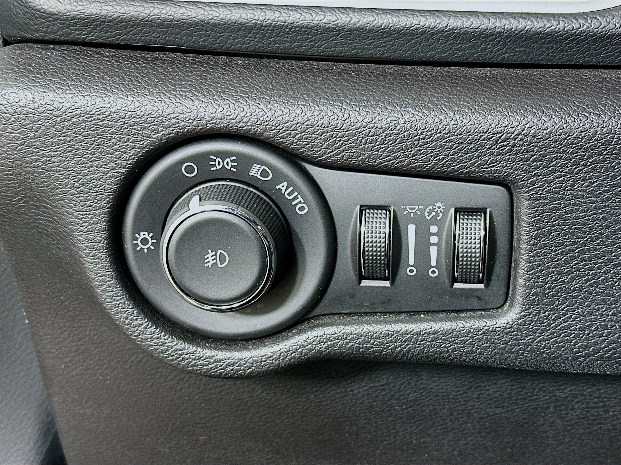 Used 2018 Chrysler Pacifica Touring-L w/ Premium Audio Group FWD image 17