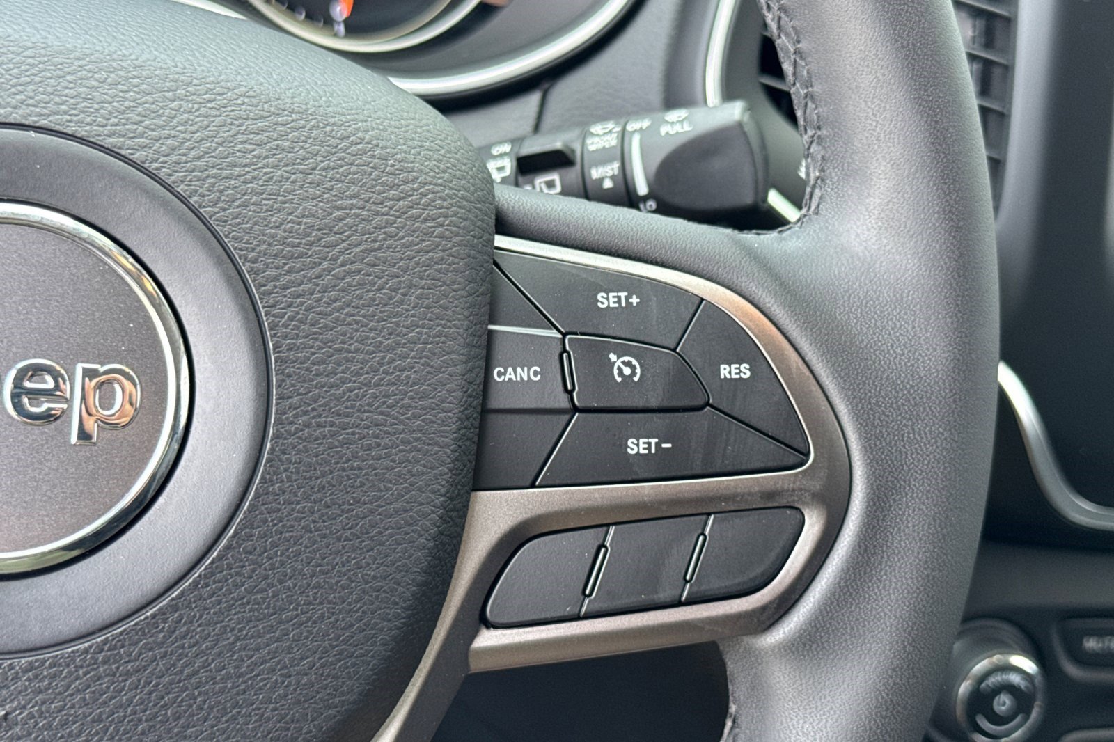 Used 2020 Jeep Cherokee Latitude Plus w/ Comfort/Convenience Group FWD image 35