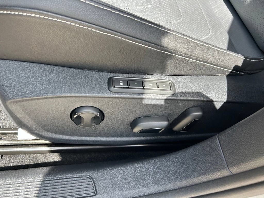 Used 2025 Volkswagen Jetta SEL FWD image 45