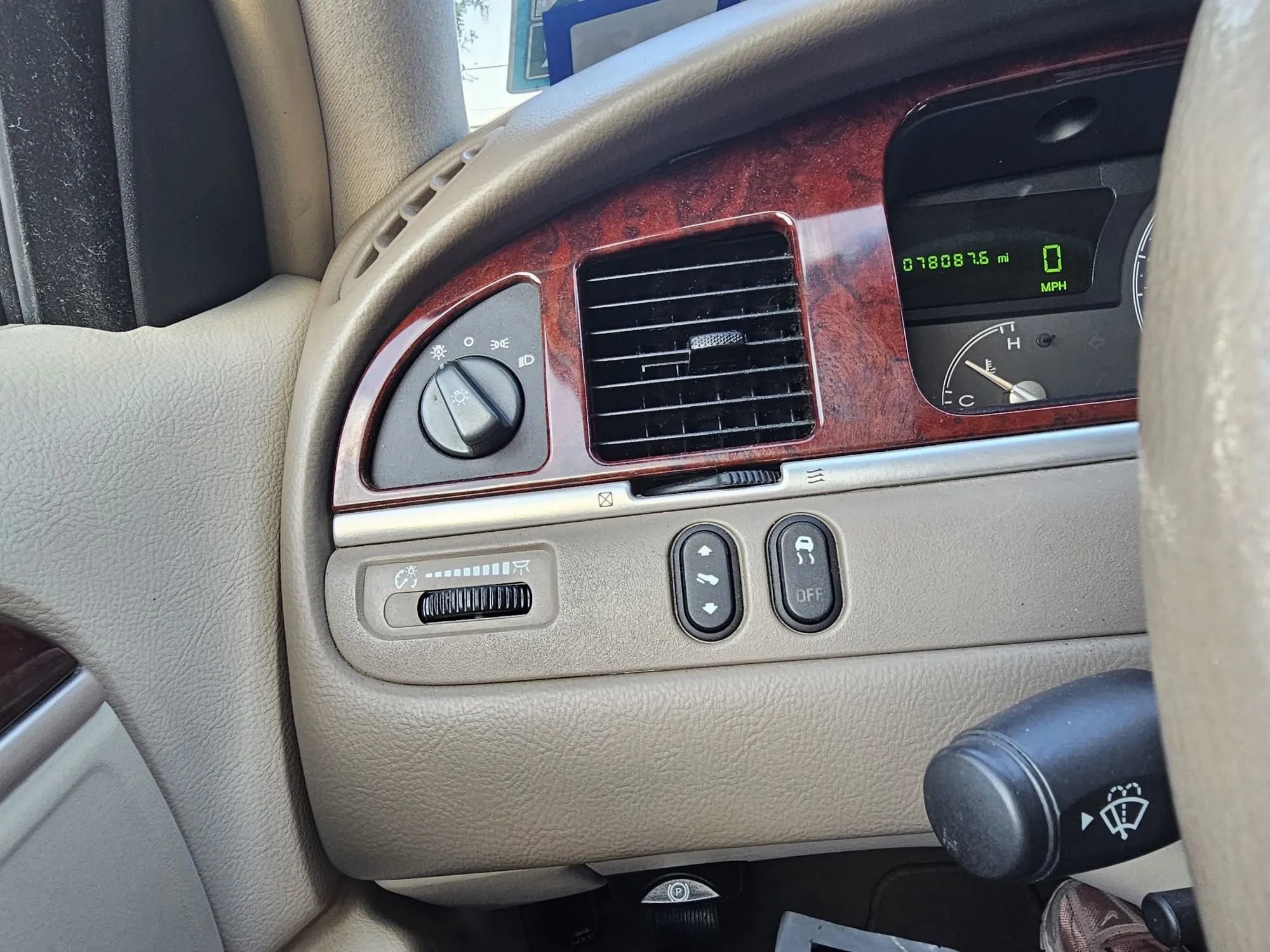 Used 2005 Lincoln Town Car Signature RWD image 17