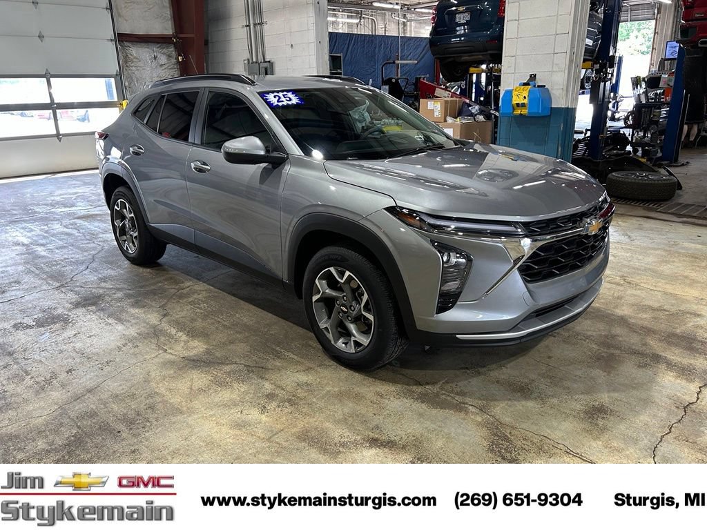 Used 2025 Chevrolet Trax LT FWD image 9