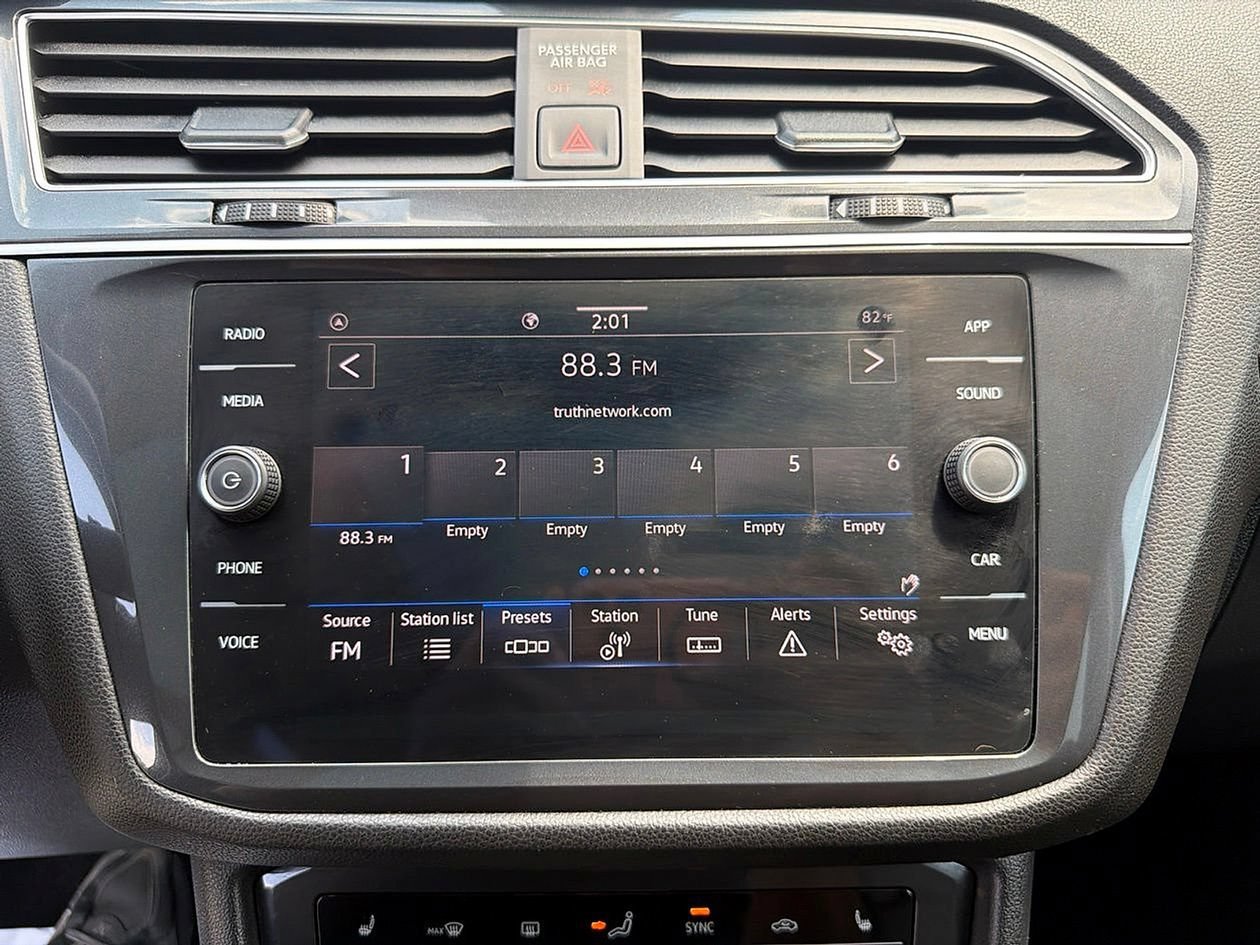 Used 2023 Volkswagen Tiguan SE w/ Panoramic Sunroof Package FWD image 22