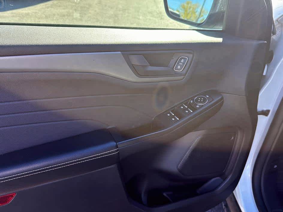 Used 2025 Ford Escape Active AWD/4WD image 10