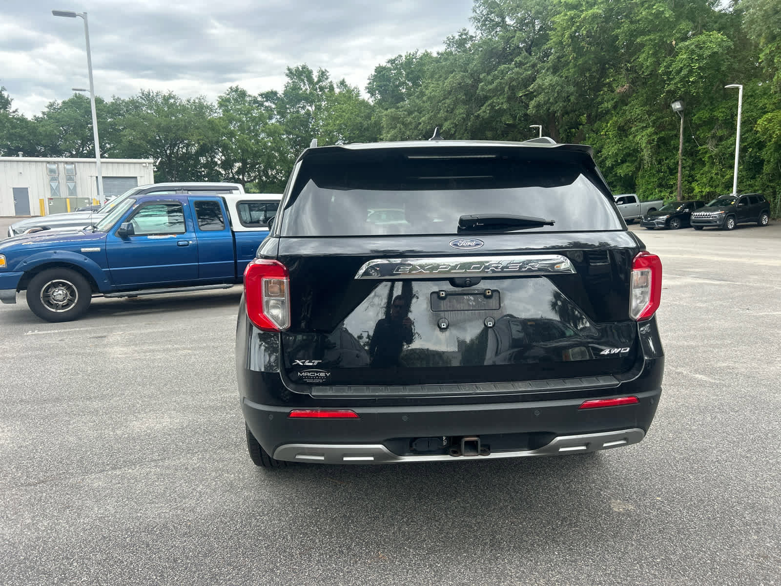 Used 2021 Ford Explorer XLT w/ Equipment Group 202A AWD/4WD image 3