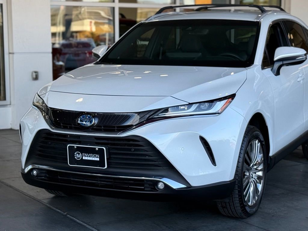 Certified 2023 Toyota Venza XLE image 3