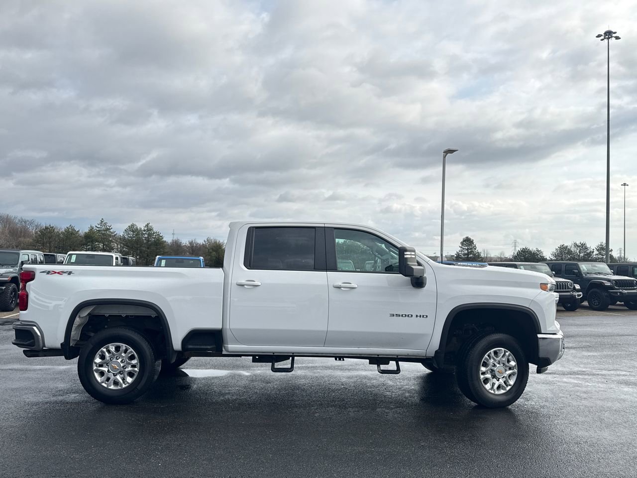 Used 2024 Chevrolet Silverado 3500 LT image 2