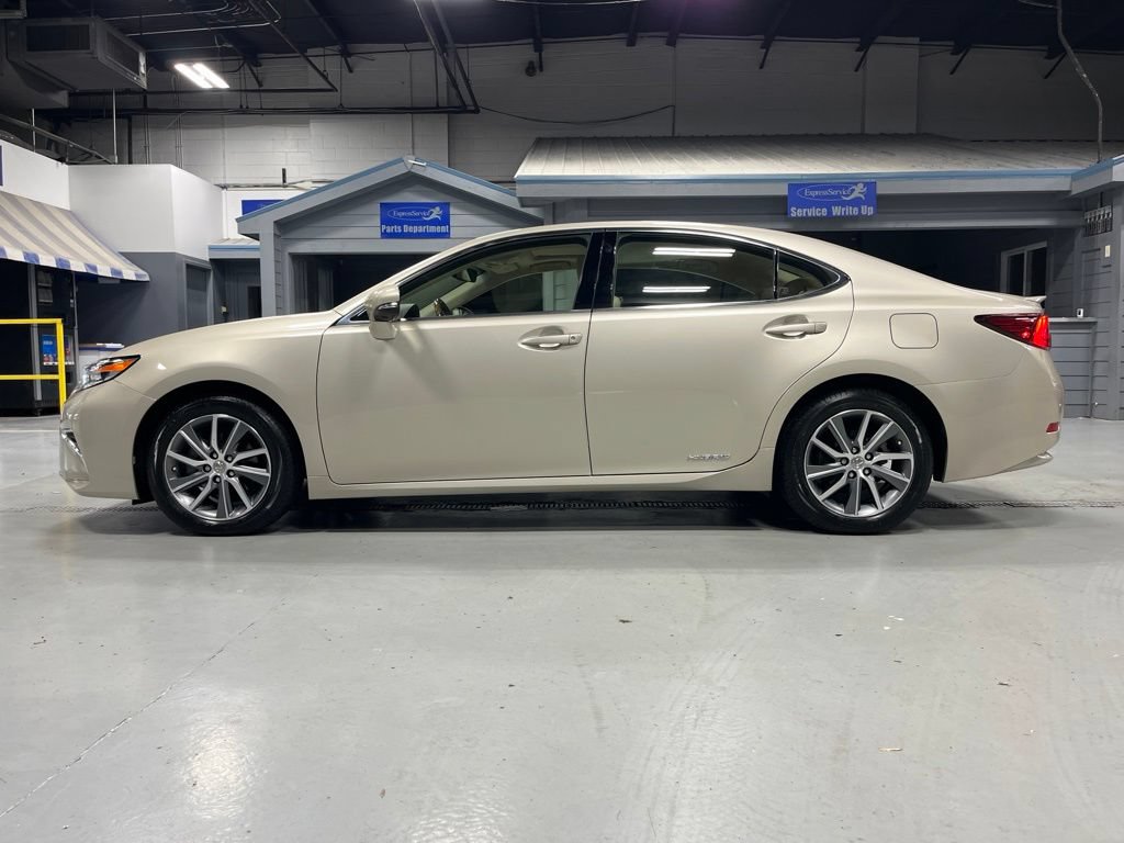 Used 2017 Lexus ES 300h w/ Luxury Package FWD image 4