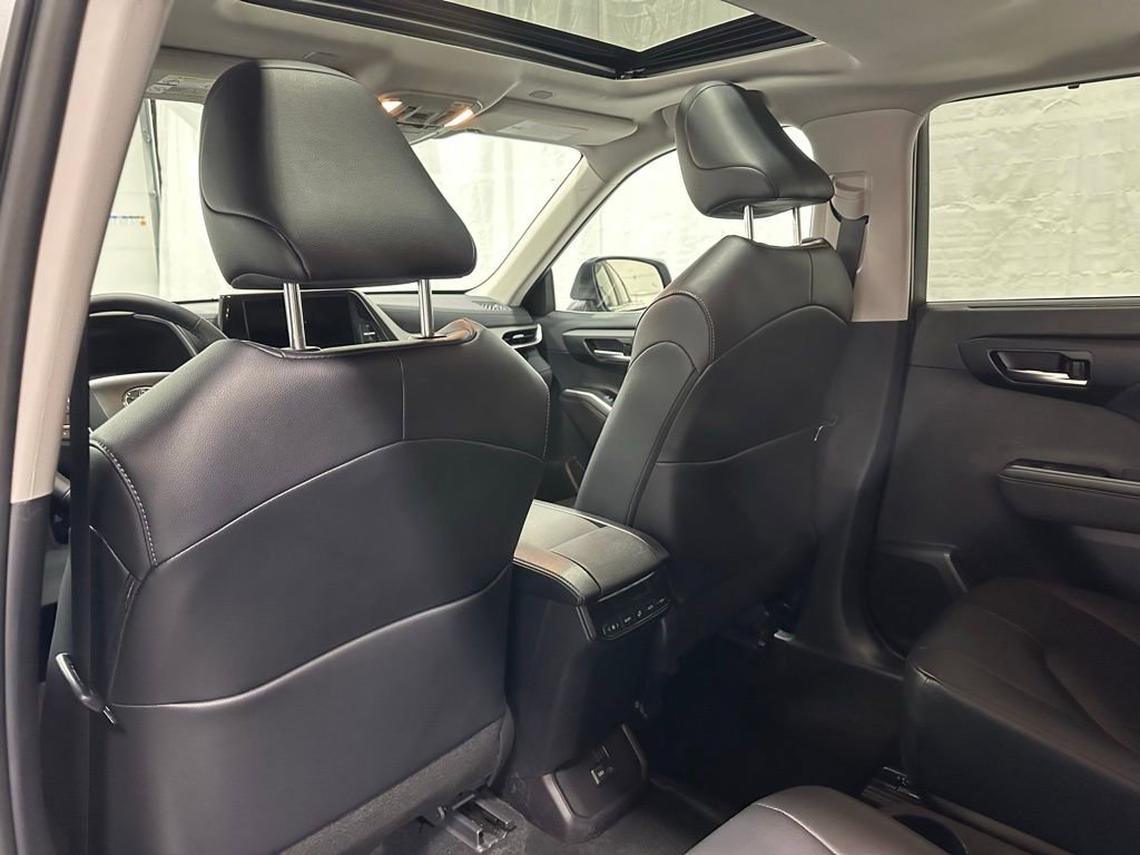 Used 2025 Toyota Highlander XLE AWD/4WD image 51