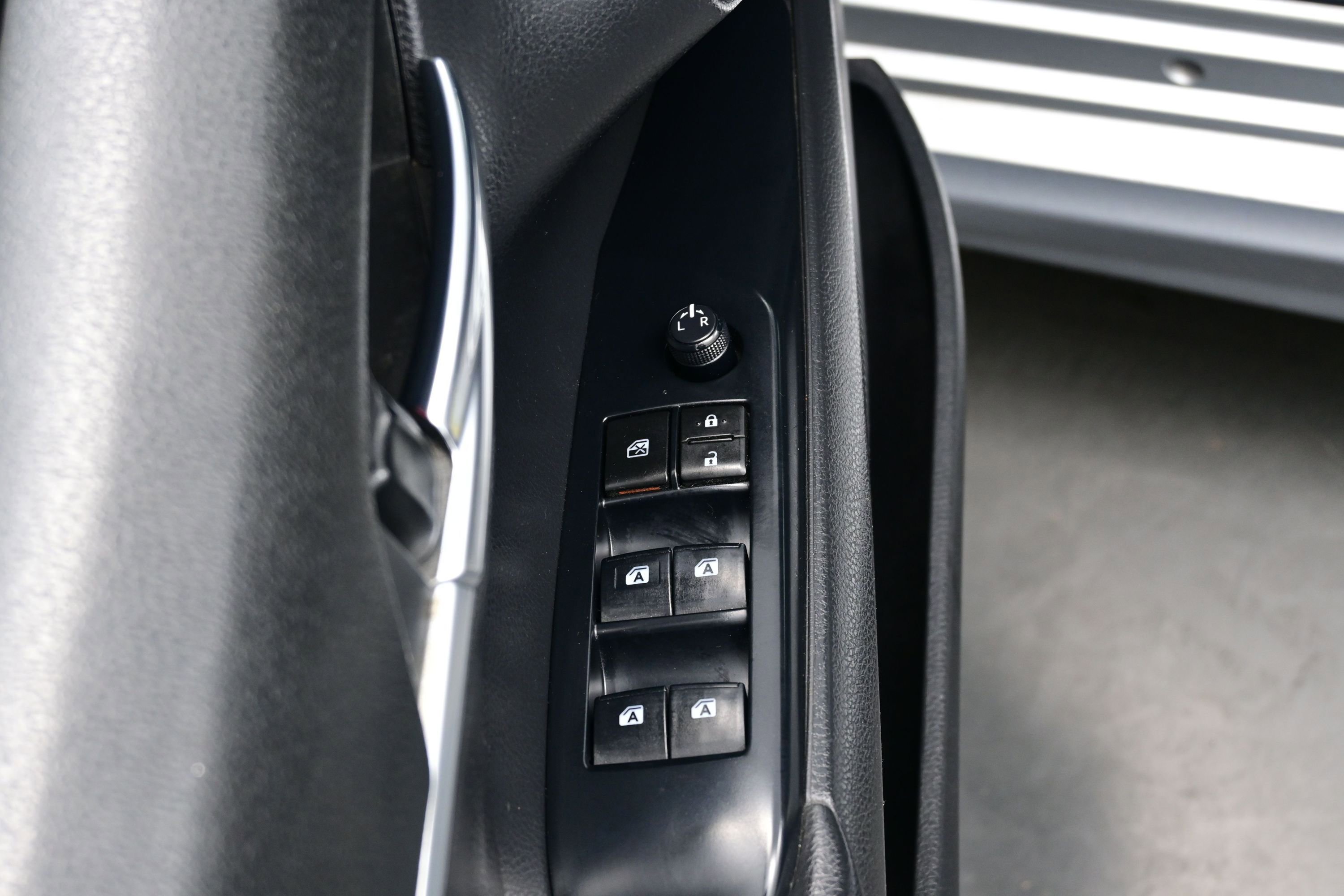 Used 2020 Toyota Camry SE FWD image 10