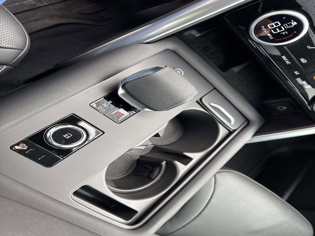 Certified 2025 Land Rover Discovery Dynamic SE image 25