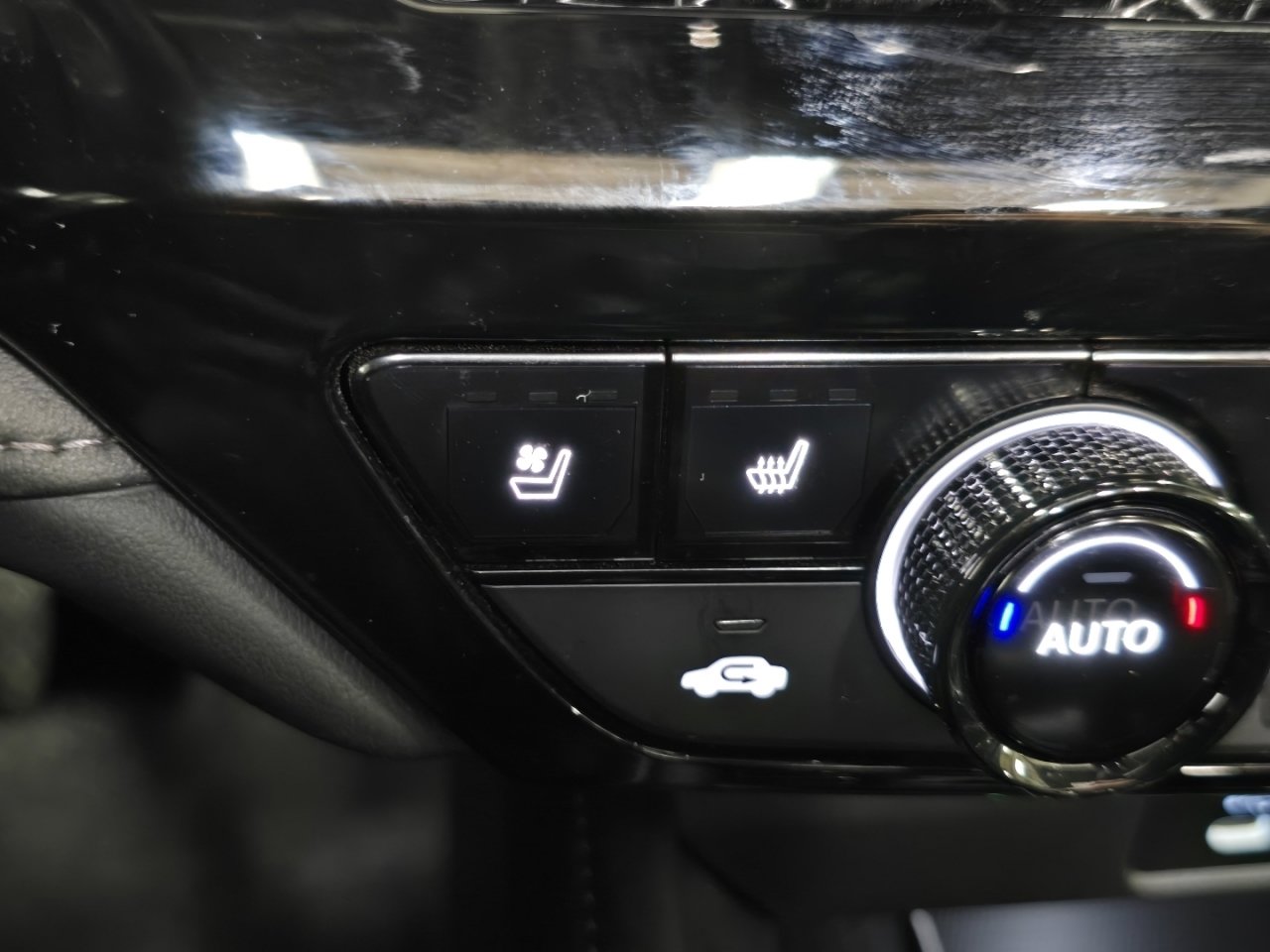 Used 2024 Honda Accord Touring image 9