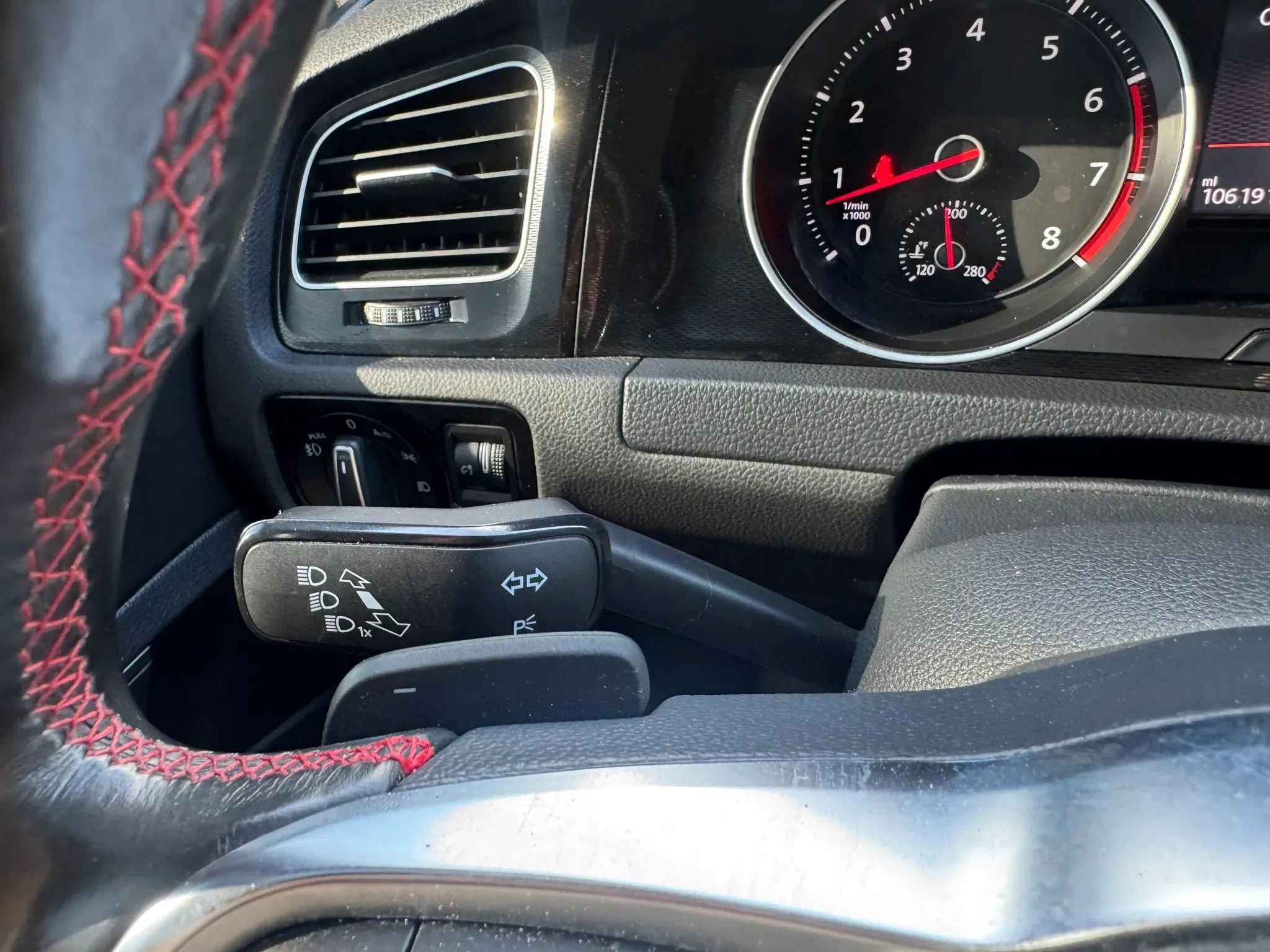 Used 2017 Volkswagen GTI SE FWD image 11