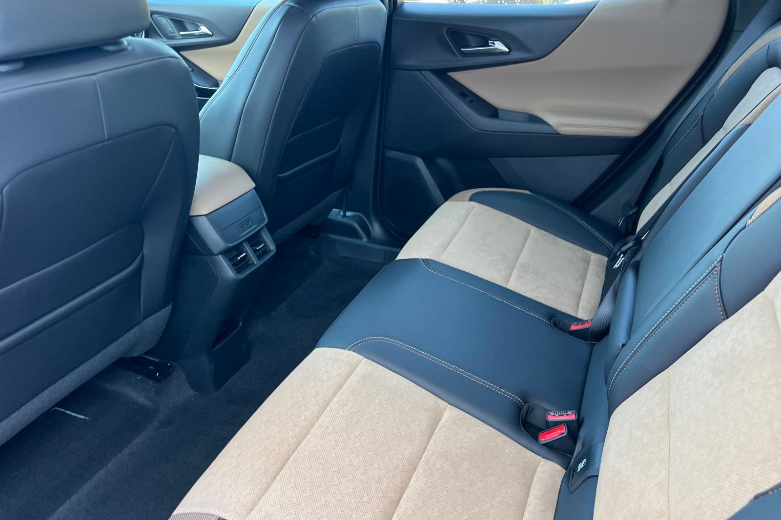 New 2026 Chevrolet Equinox ACTIV AWD/4WD image 9