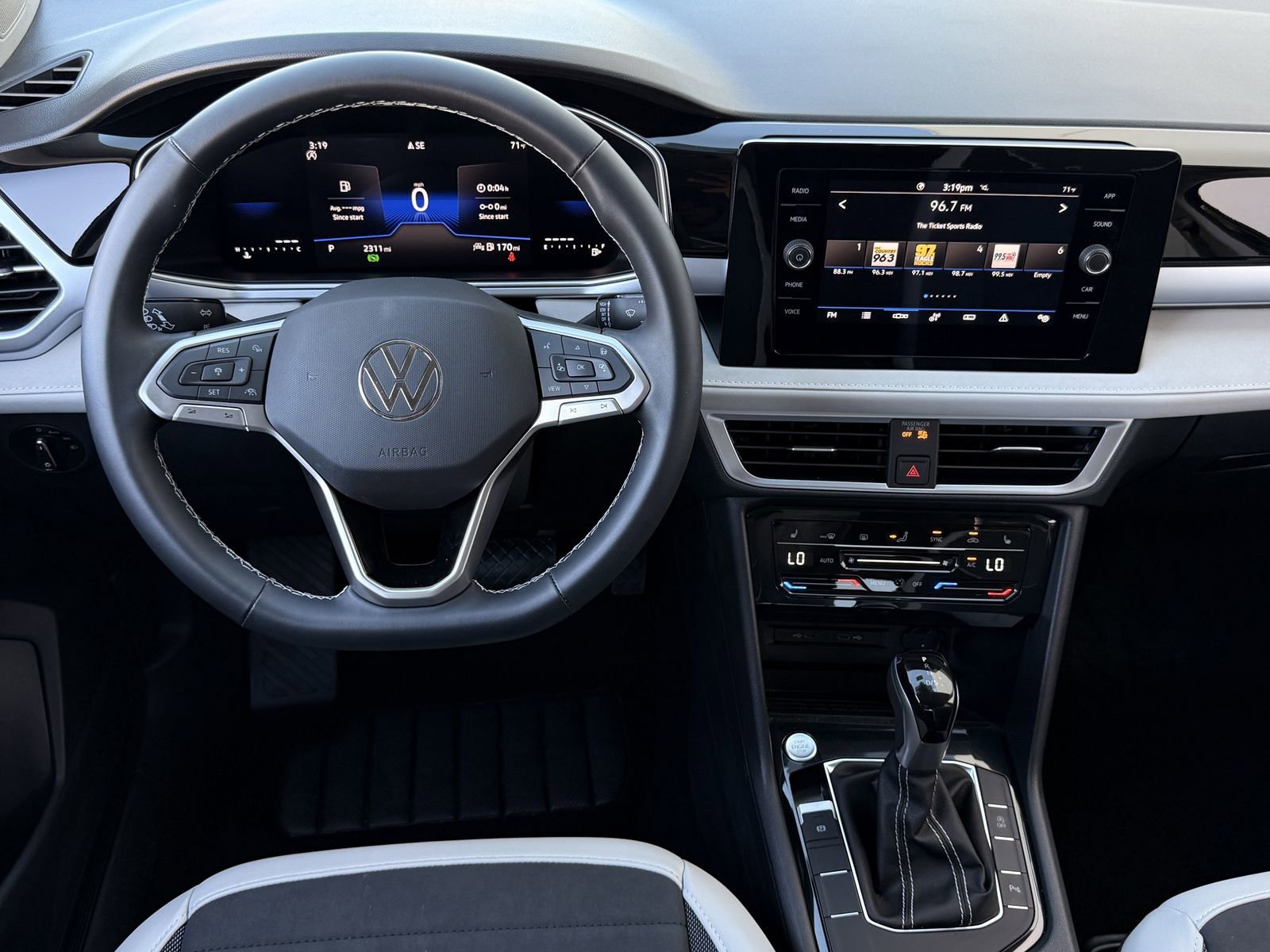 Used 2025 Volkswagen Taos SE image 12