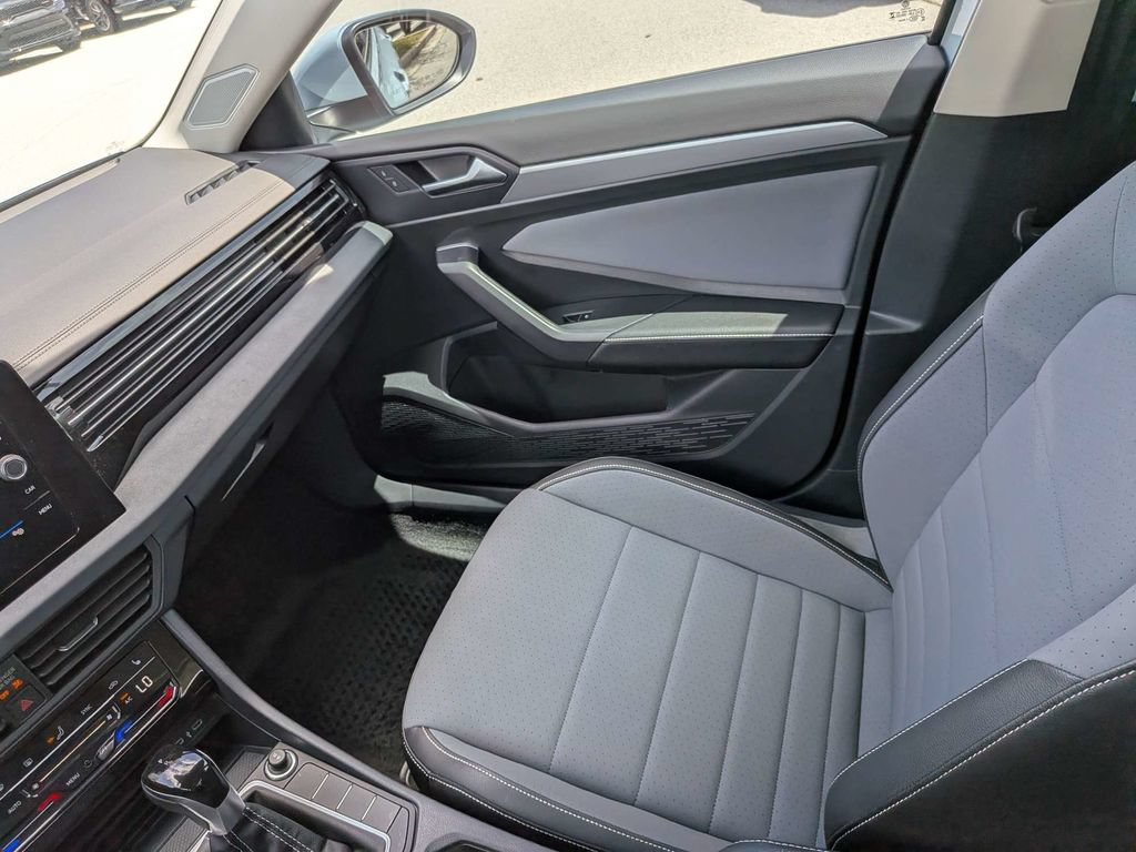 Used 2025 Volkswagen Jetta SE FWD image 15