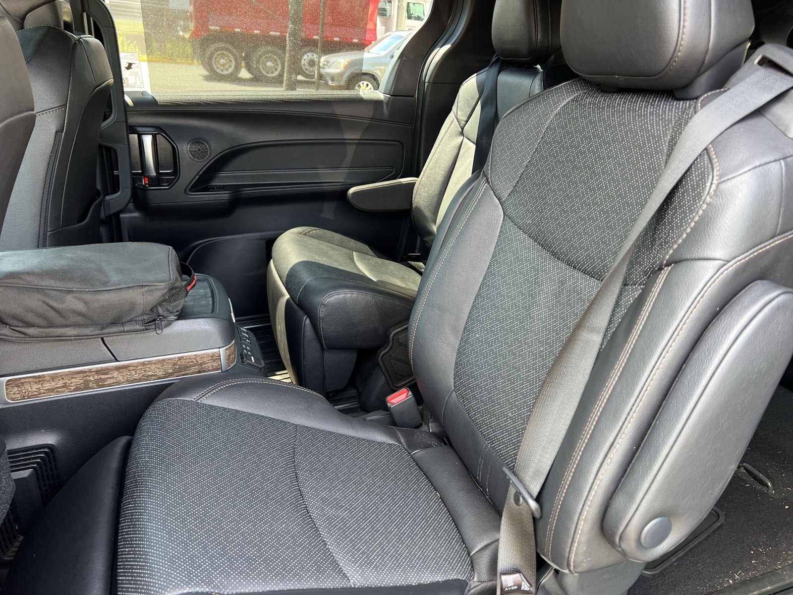 Used 2025 Toyota Sienna Platinum AWD/4WD image 23