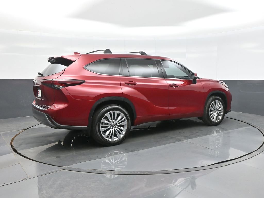 Certified 2025 Toyota Highlander LE image 9