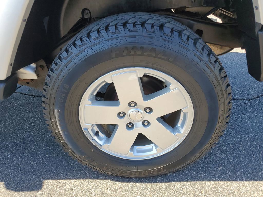 Used 2011 Jeep Wrangler Unlimited Sahara w/ Dual Top Group AWD/4WD image 23