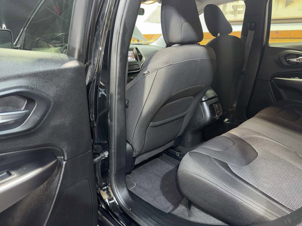 Used 2019 Jeep Cherokee Latitude w/ Popular Appearance Group FWD image 23