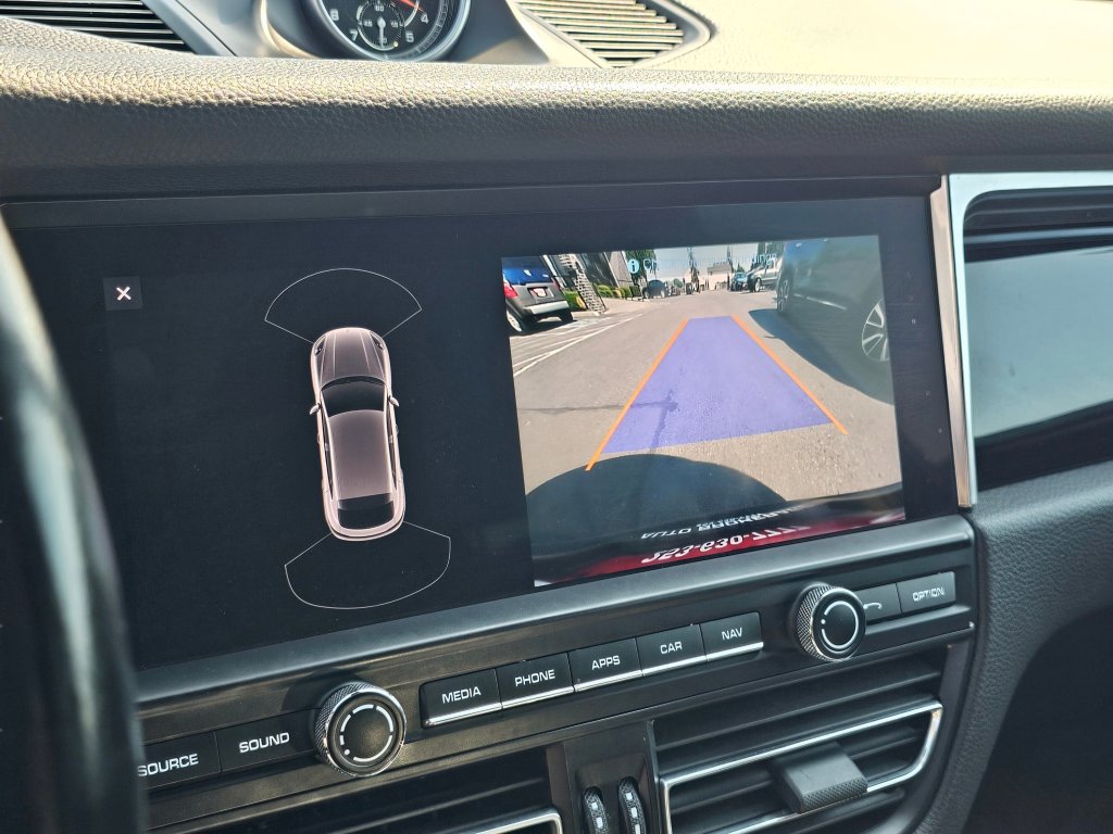 Used 2021 Porsche Macan w/ Premium Package image 11