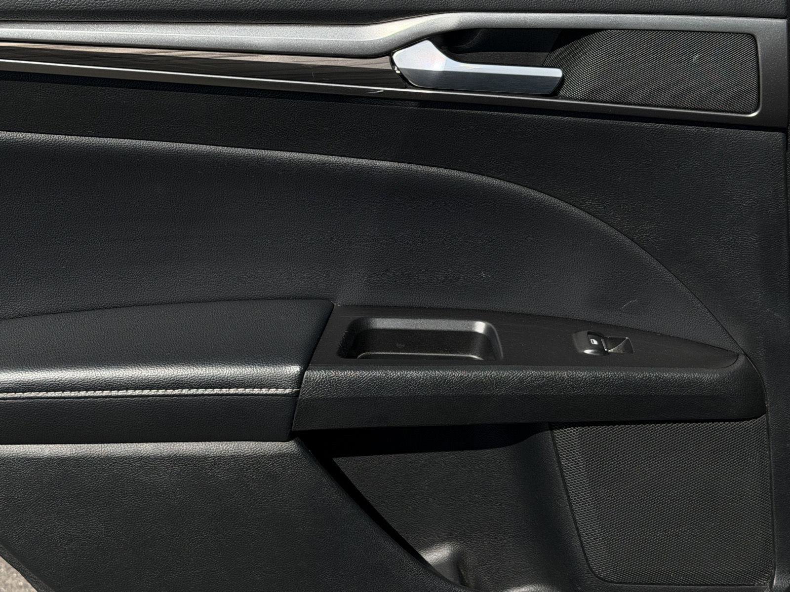 Used 2017 Ford Fusion SE w/ Fusion SE Technology Package image 9