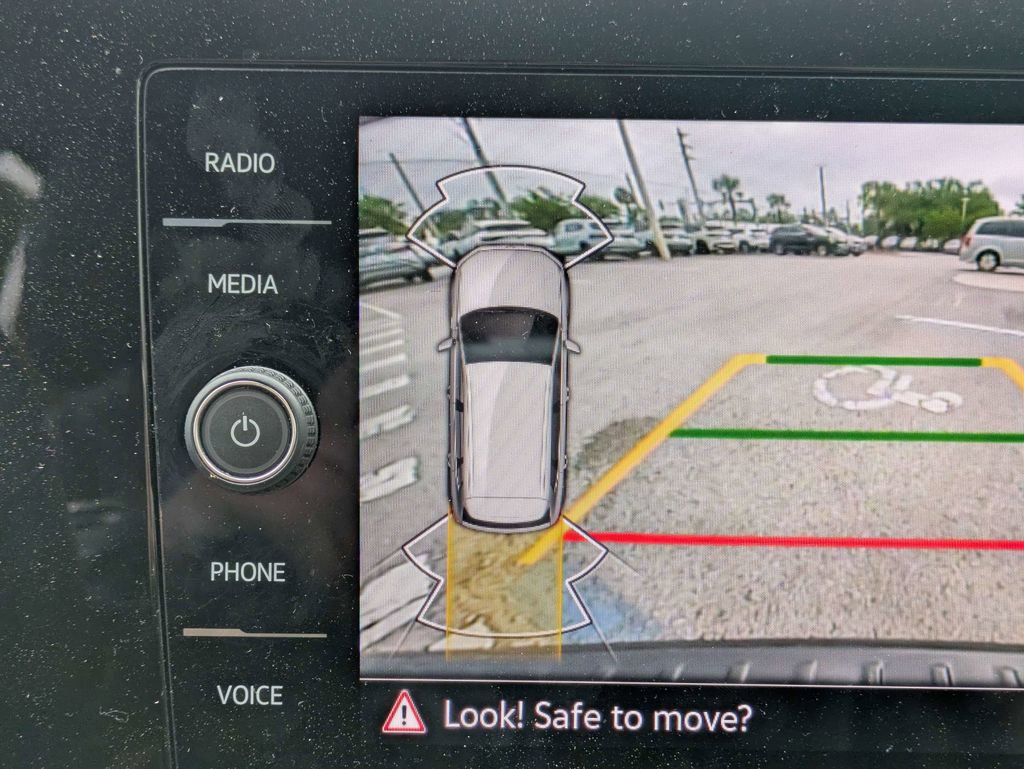 Certified 2025 Volkswagen Taos SE w/ Panoramic Sunroof Package image 27