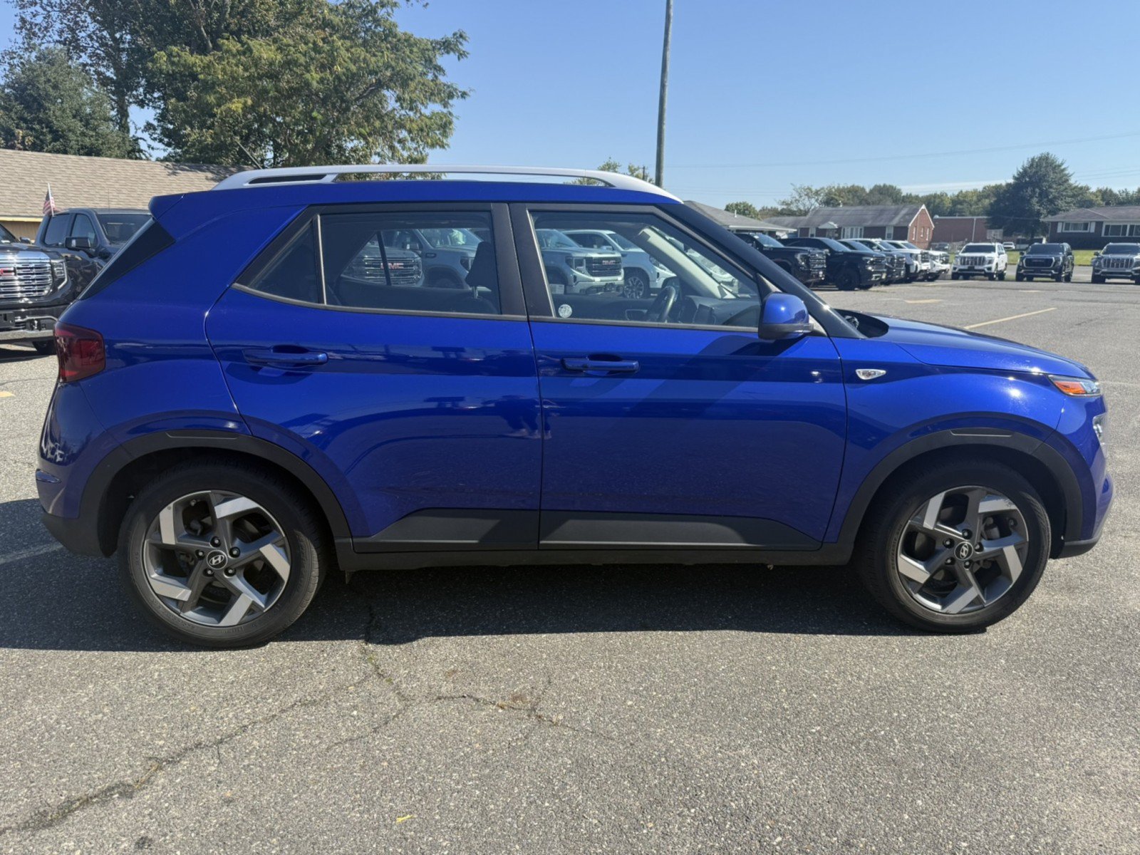 Used 2025 Hyundai Venue SEL FWD image 2